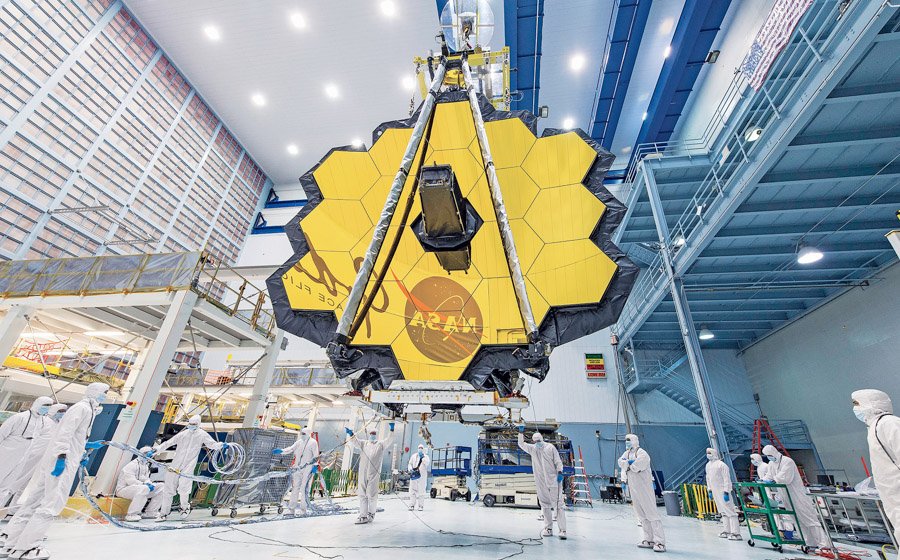De opvouwbare, gesegmenteerde spiegel van de James Webb-ruimtetelescoop wordt de grootste die ooit de ruimte in is gestuurd. Credit: NASA/Desiree Stover
