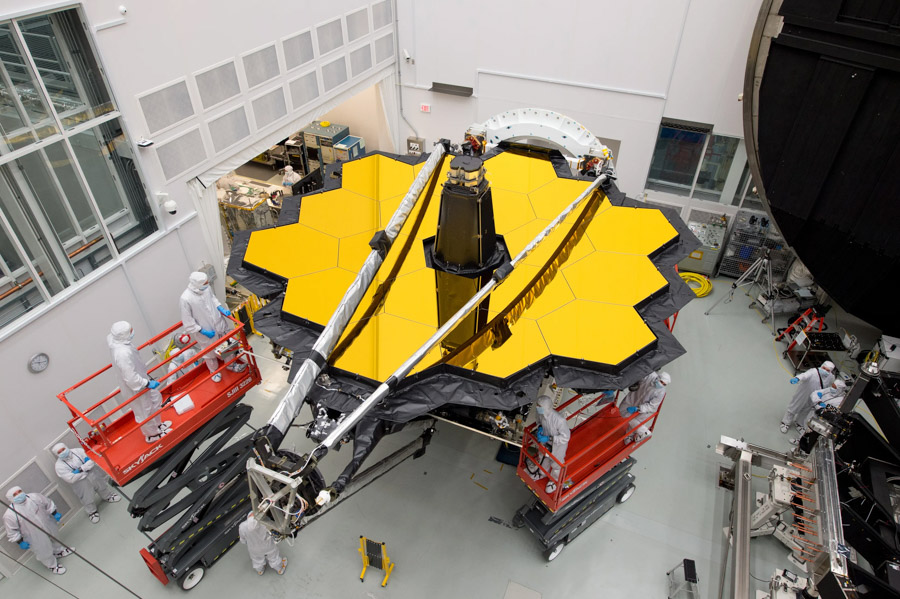 De James Webb-ruimtetelescoop van NASA staat opgevouwen in de cleanroom buiten Chamber A in het Johnson Space Center van NASA in Houston, Texas.
Credits: NASA/Desiree Stover